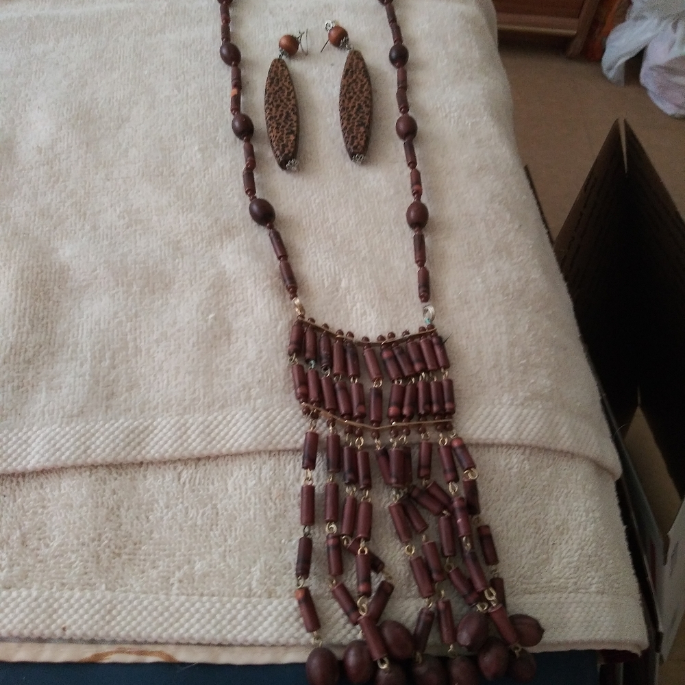 Necklace and earing set